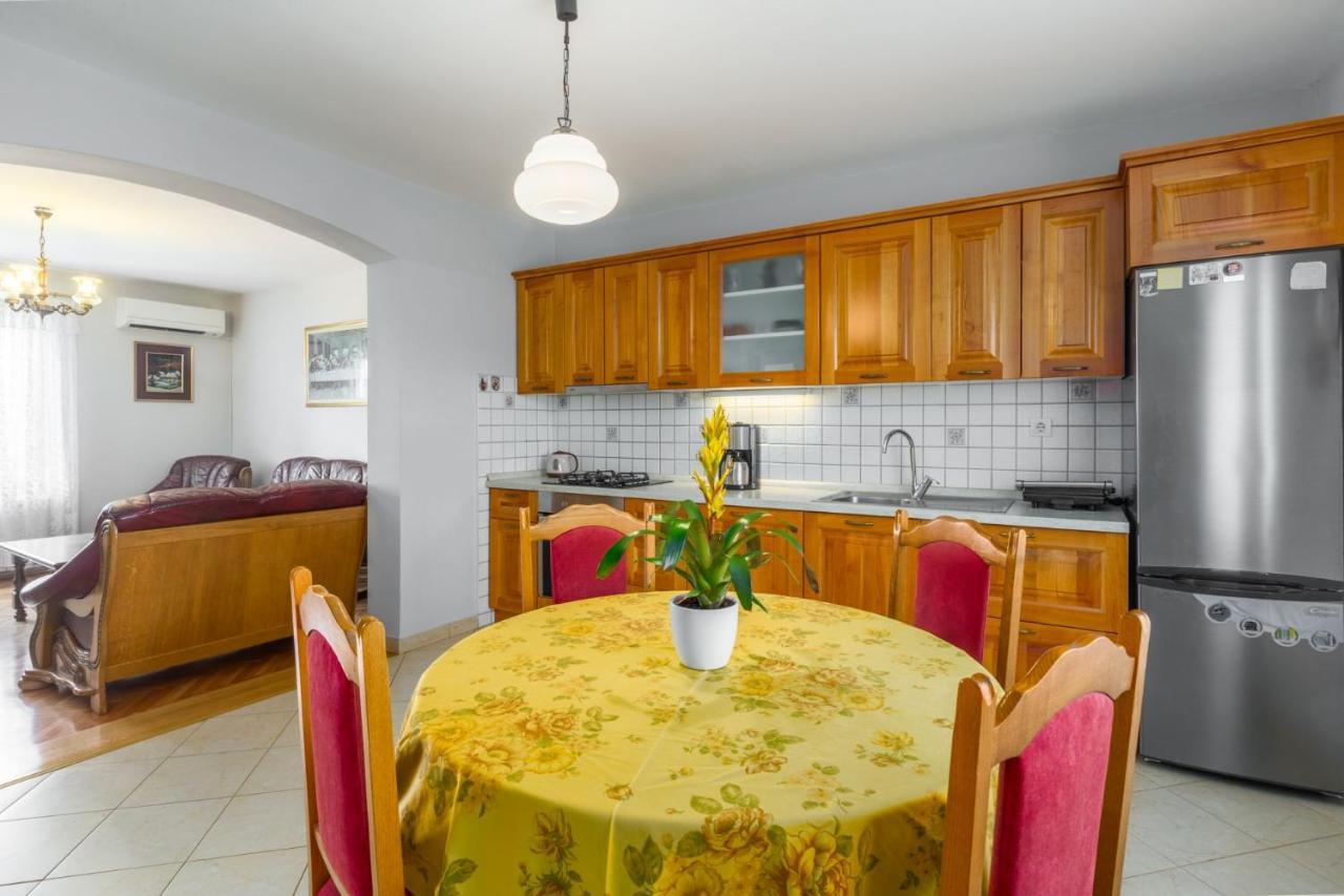 Lovely House Lindi In Porec Bagian luar foto